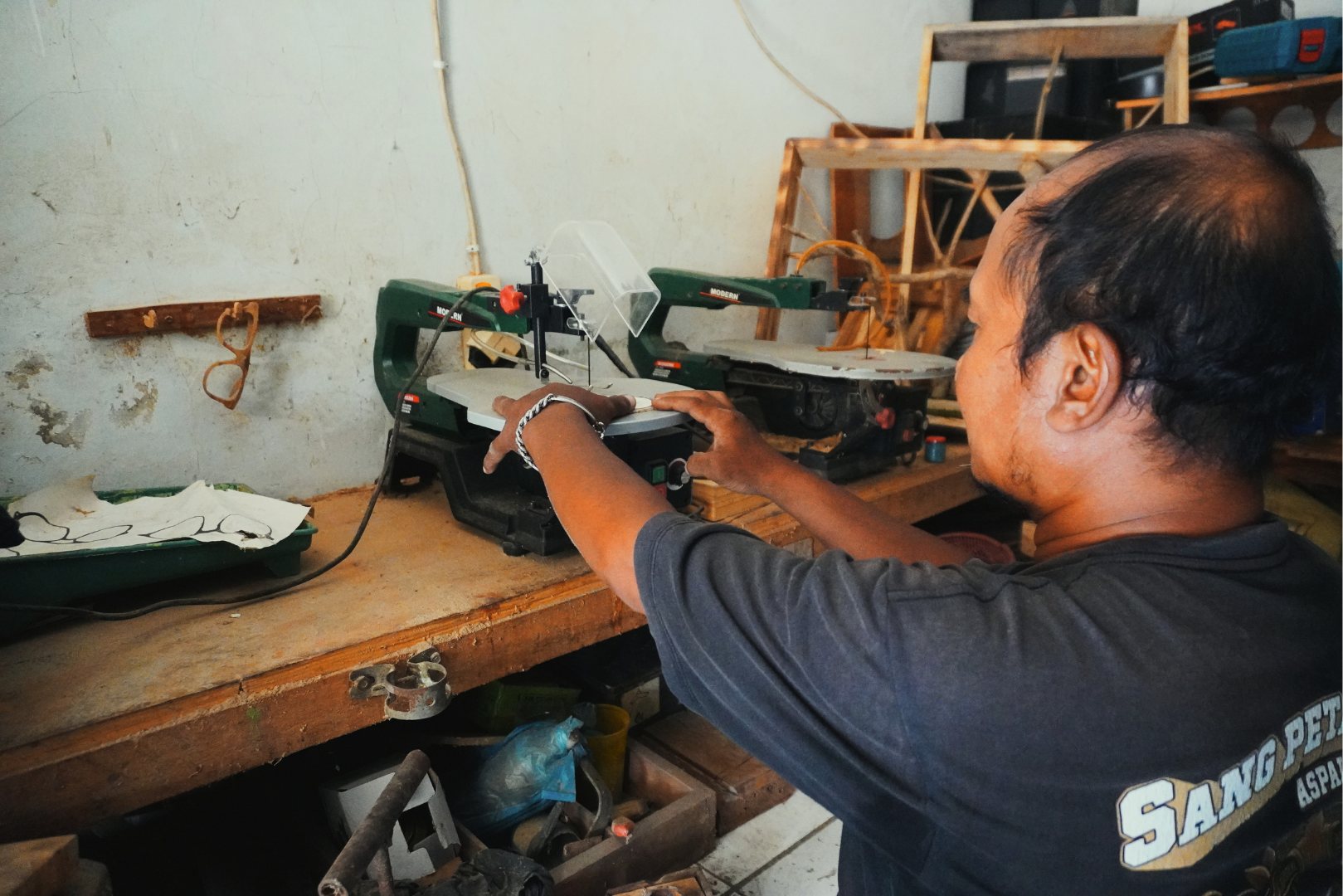 Proses Pembuatan Kacamata Kayu